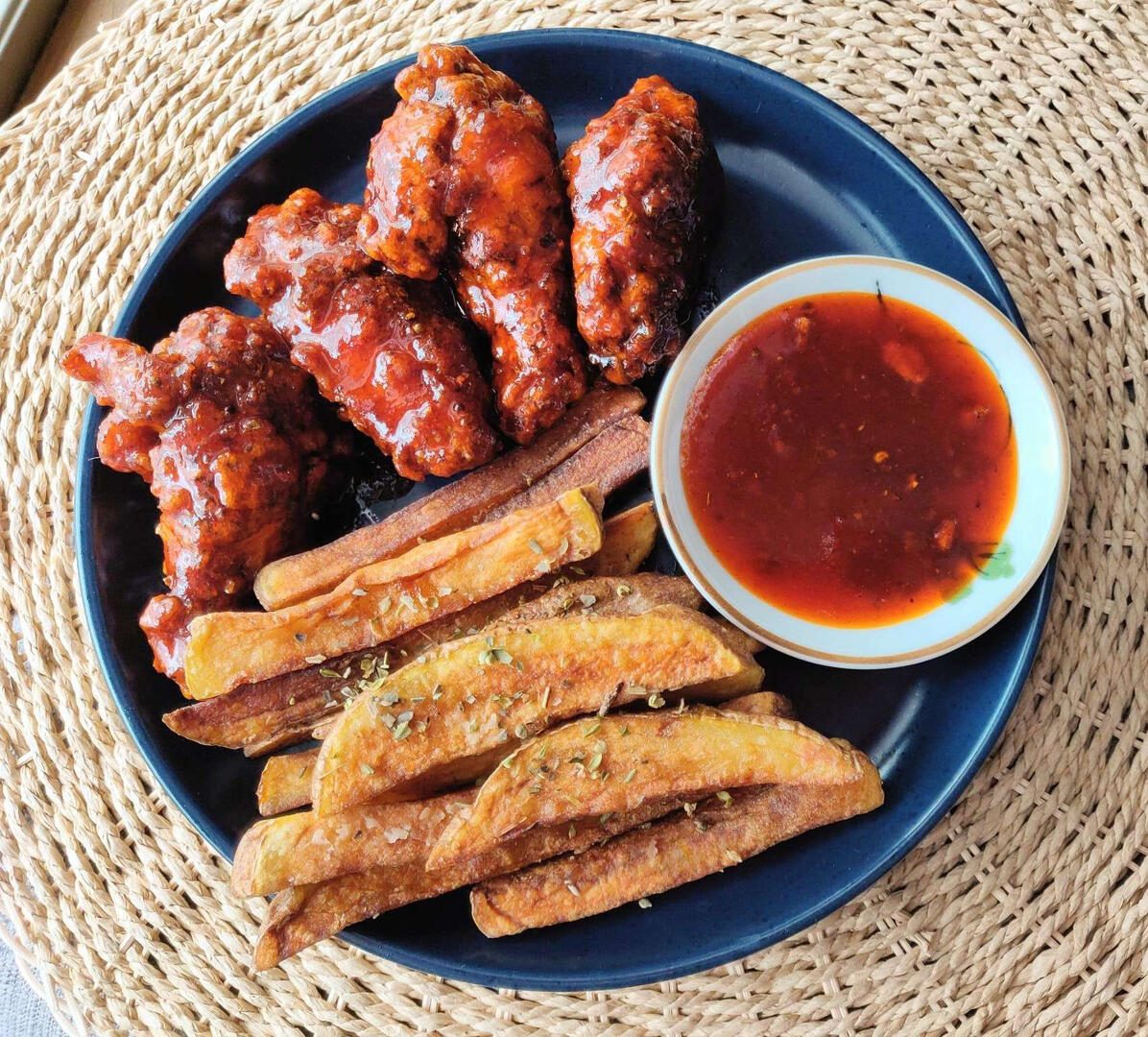 CHICKEN WINGS AND FRIES